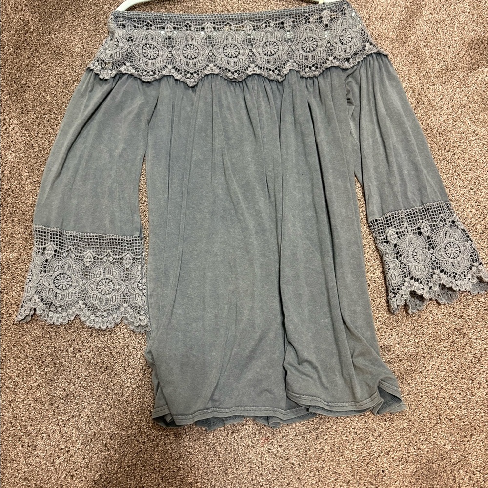 Gimmicks by BKE Gray Lace Trim Blouse